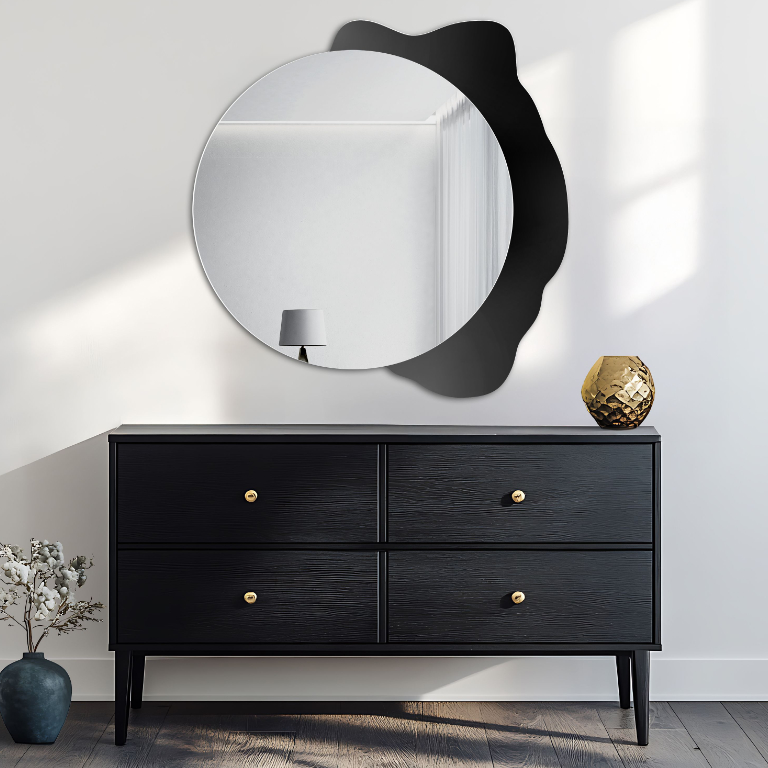 Dekorativer Spiegel PLAMKO mit schwarzem, organisch geformtem Dekor, kombiniert mit eleganter schwarzer Kommode und goldener Vase – modernes Design fürs Wohnzimmer